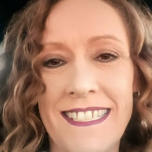 Suz Helm
